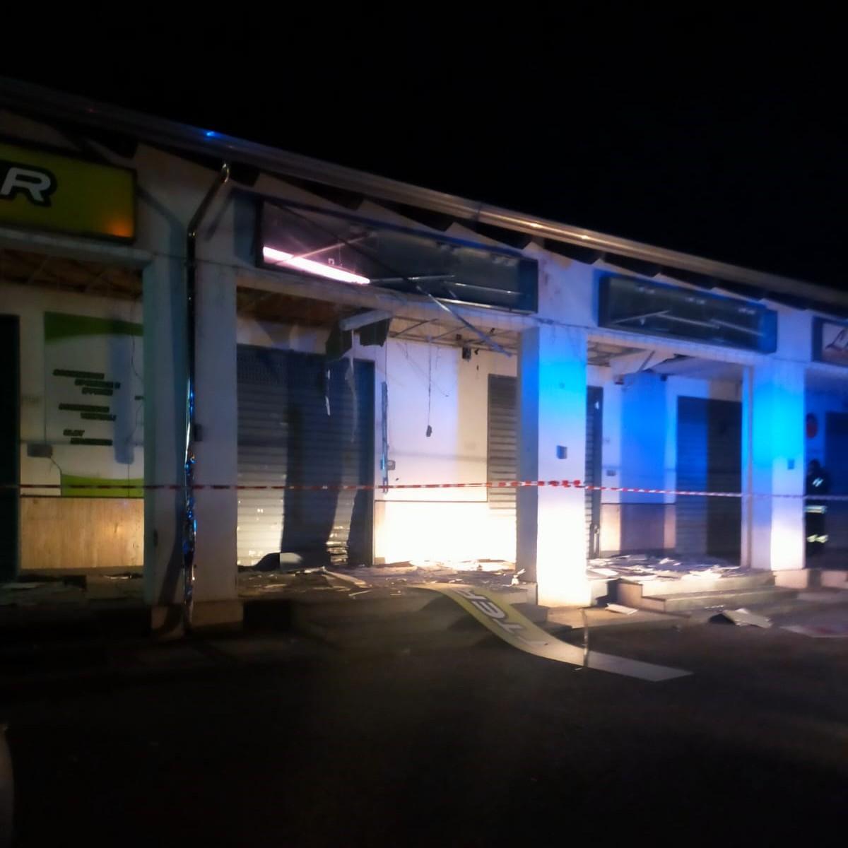 bomba carta esplode fuori centro scommesse danneggiati negozi vicini