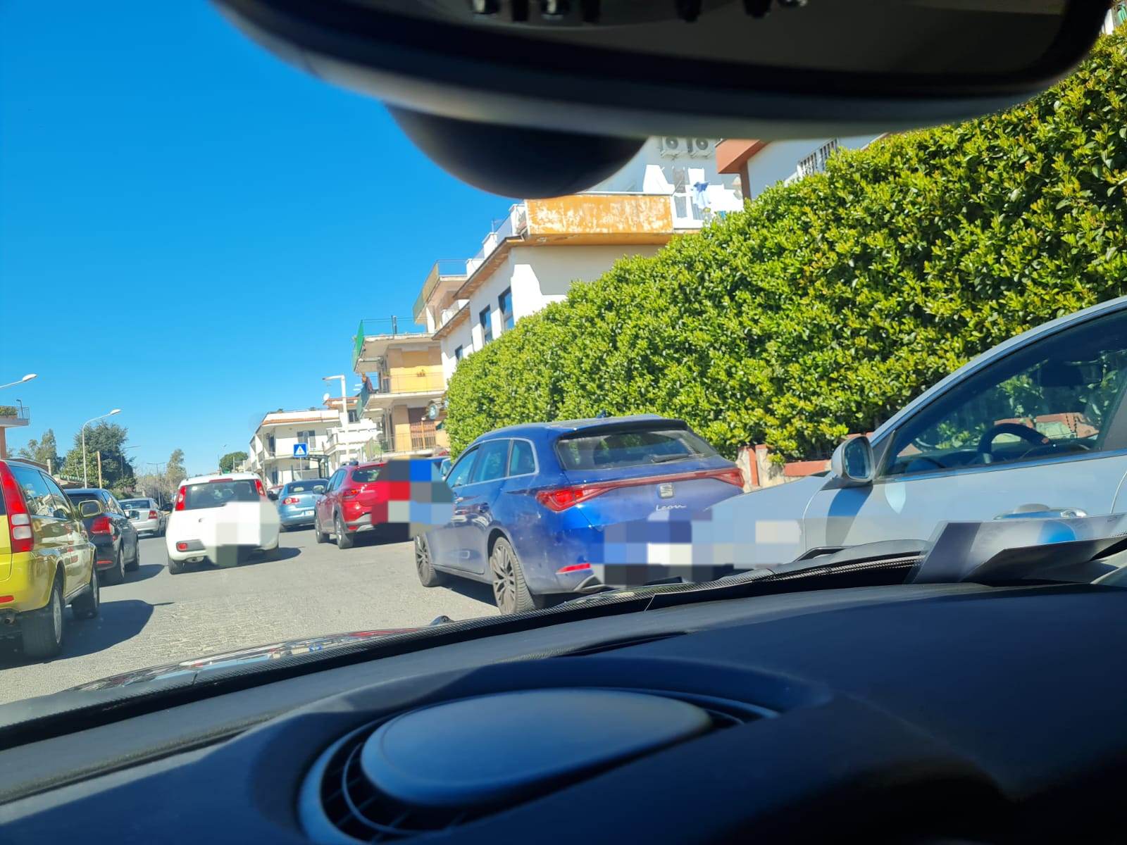 la-segnalazione-auto-parcheggiate in divieto domitiana poca visibilità
