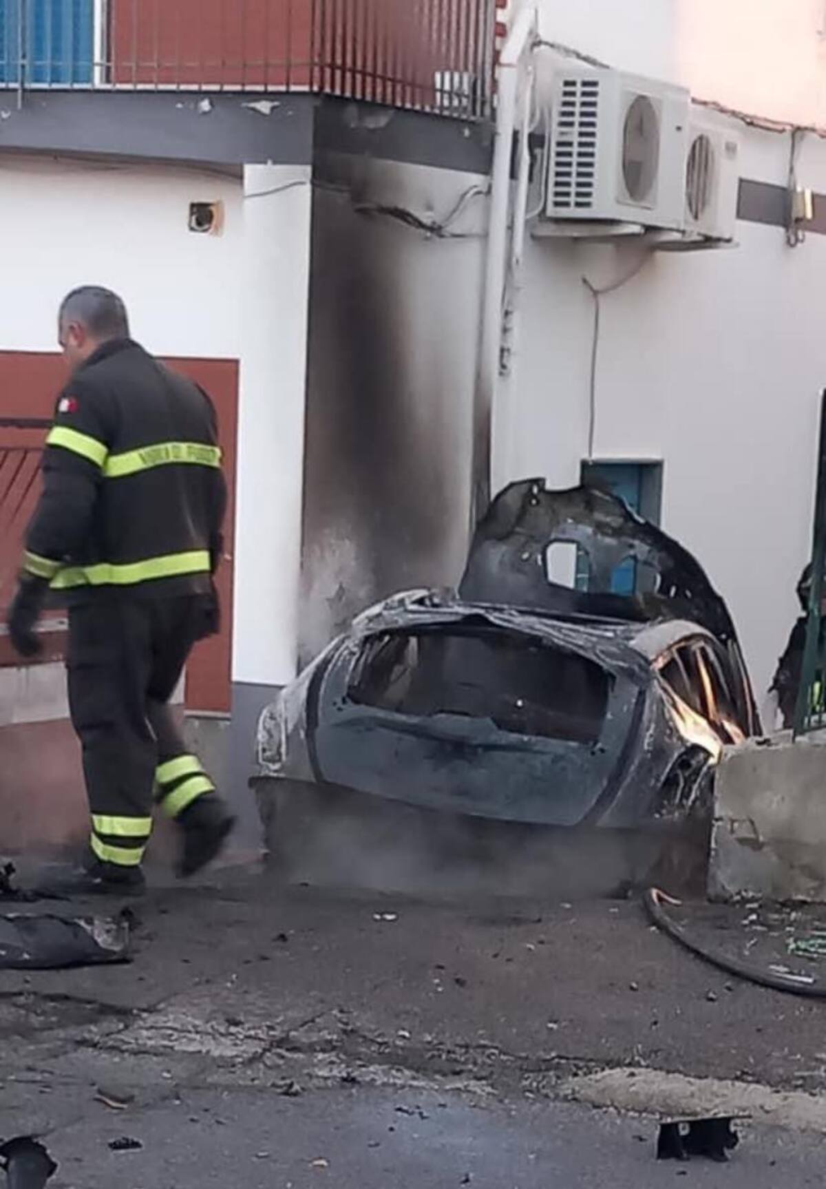 bacoli auto esplosa savoia attentato ufficiale