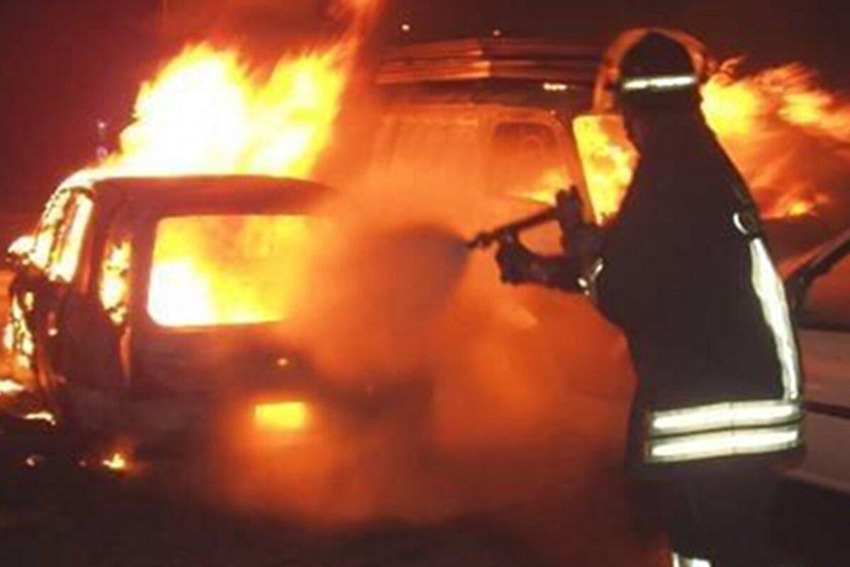 incendia auto per vendetta arrestato