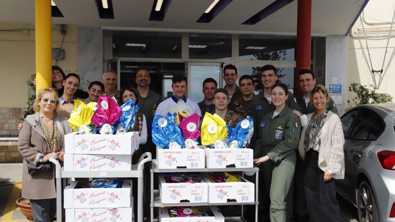pozzuoli cadetti aeronautica donano uova pasqua bambini santobono
