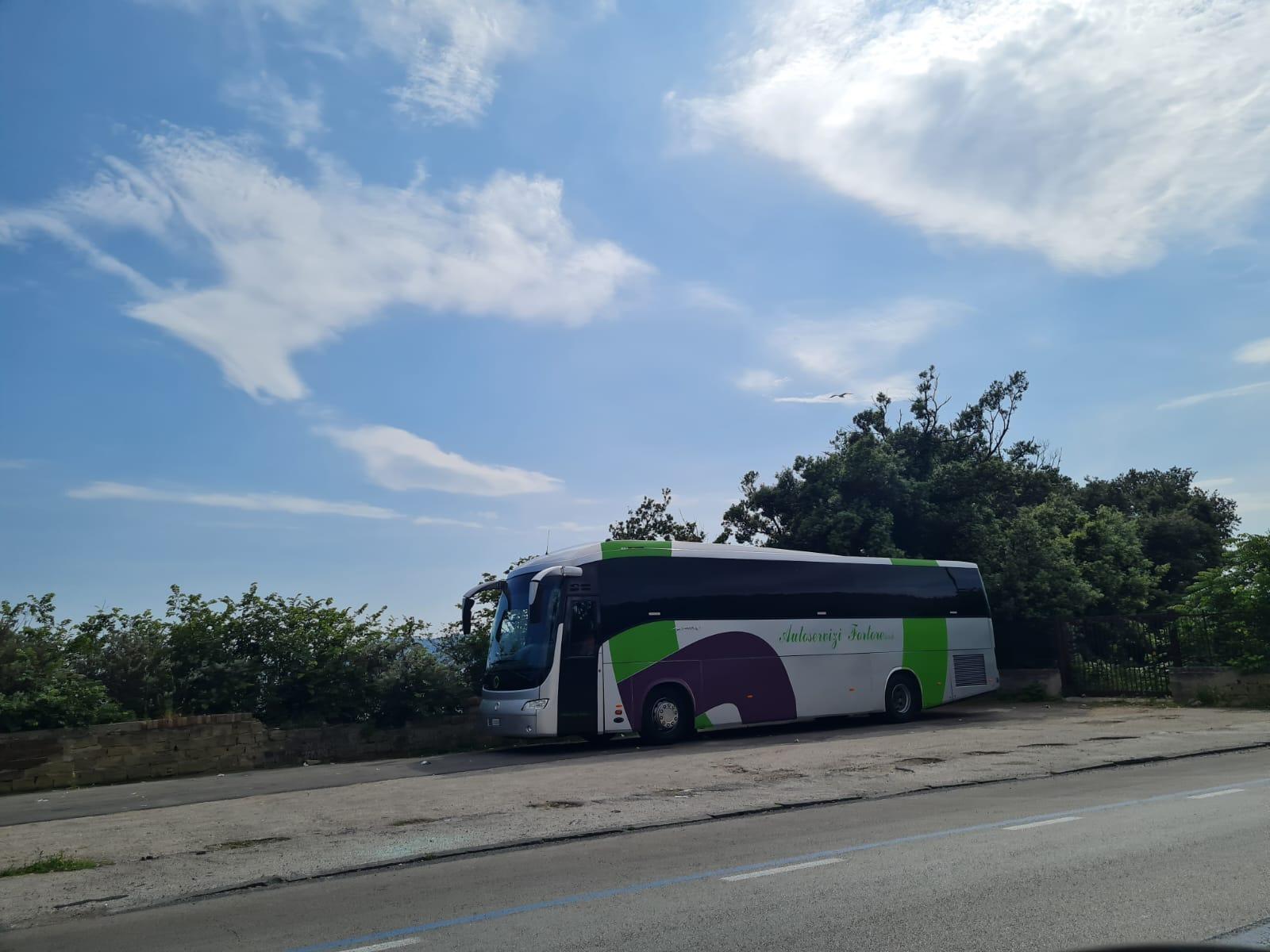fotonotizia bus turistico fermo marciapiede pozzuoli