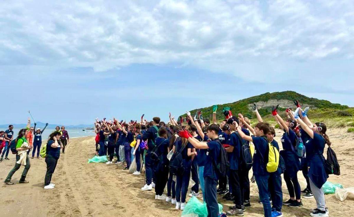 studenti ripuliscono spiaggia romana cuma