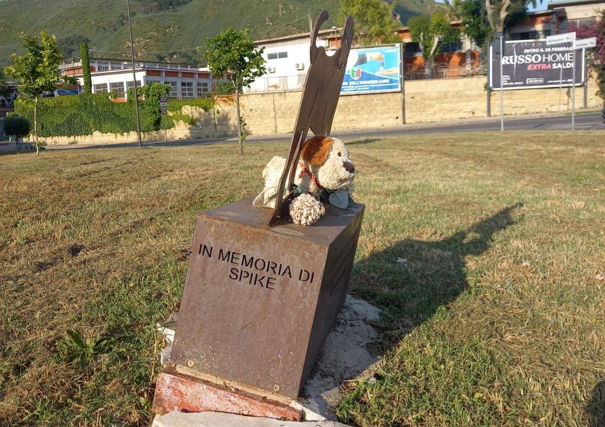 pozzuoli danneggiato monumento dedicato spike cane ucciso
