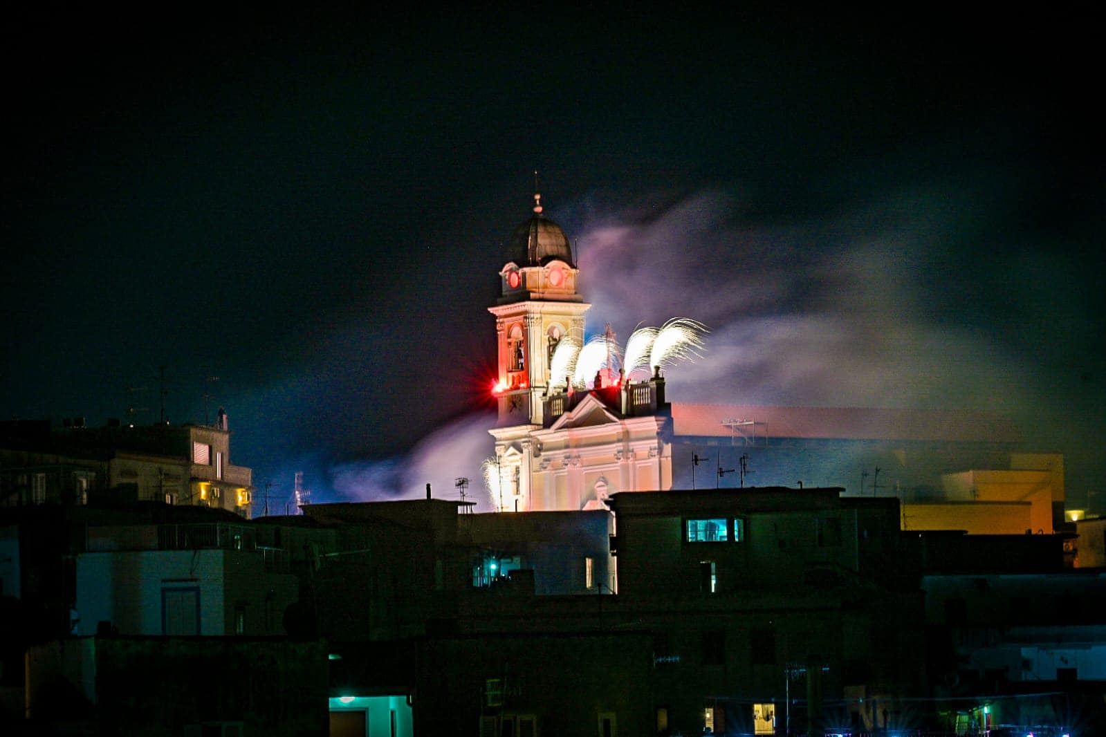 bacoli incendio campanile spettacolo
