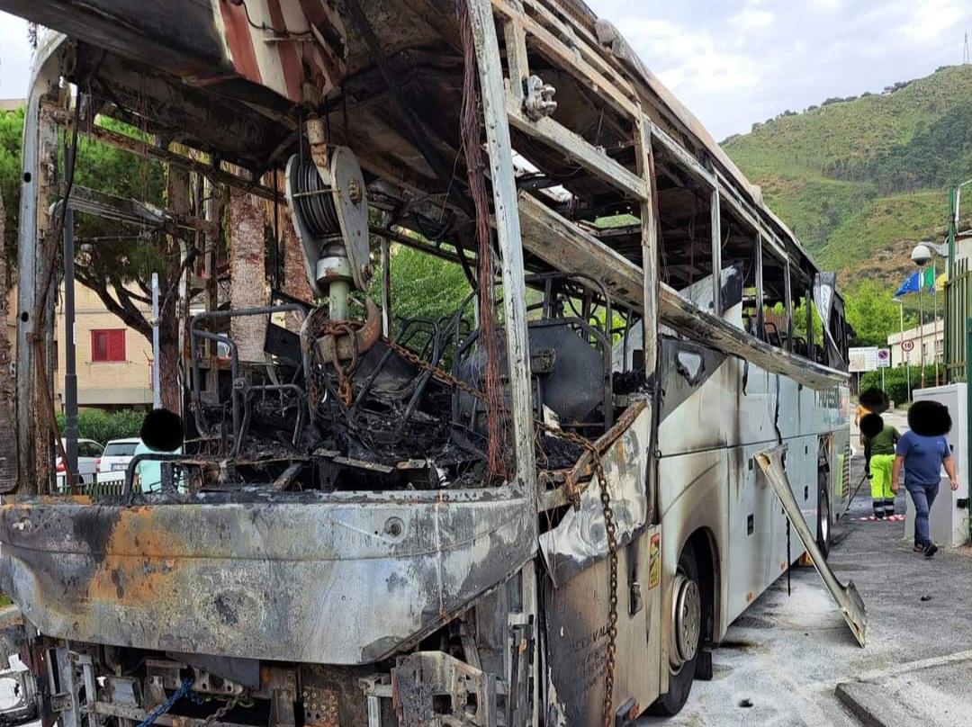 autobus incendiato comune di pozzuoli