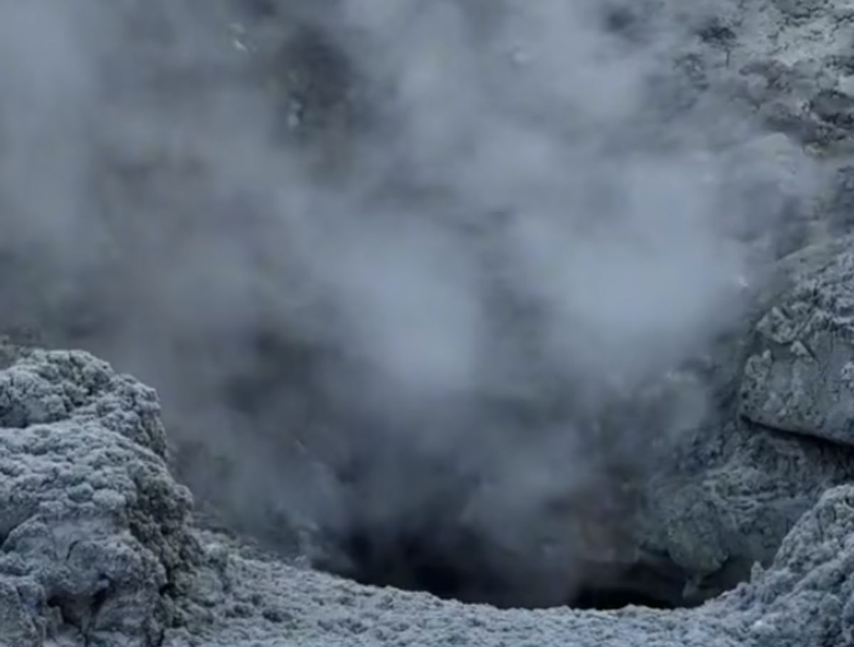 pozzuoli video tiktoker si avvicina cratere solfatara