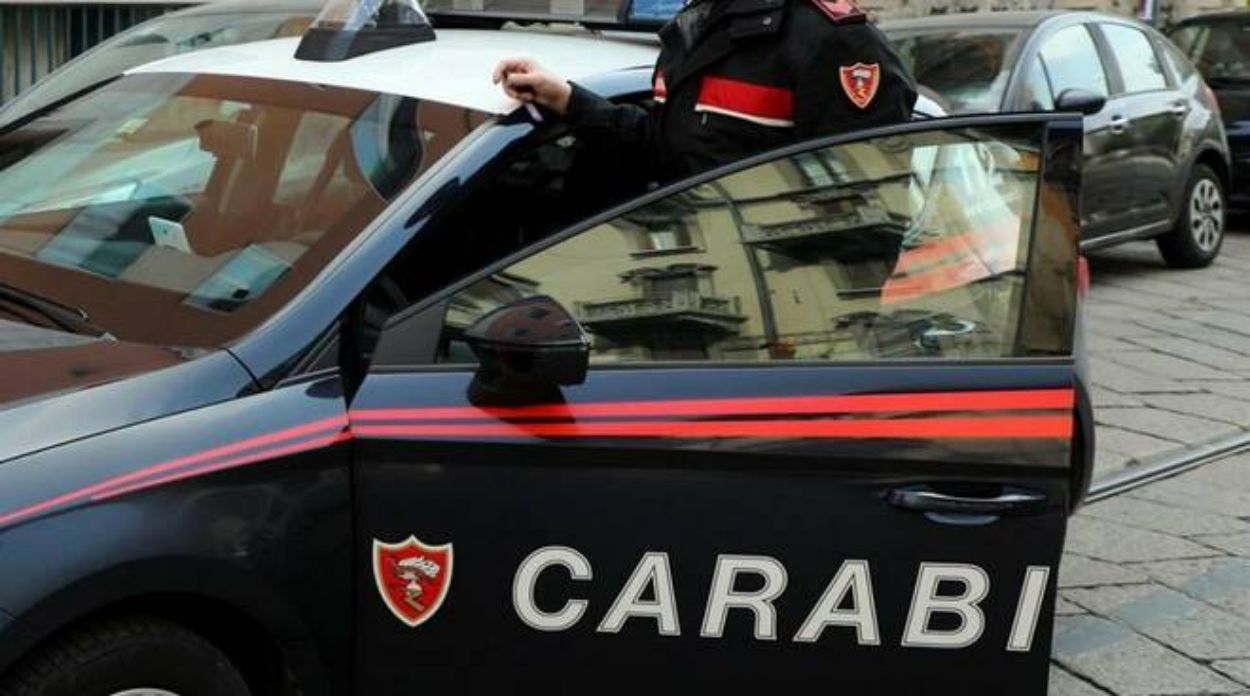 si oppongono controlli feriscono carabinieri arrestati quarto
