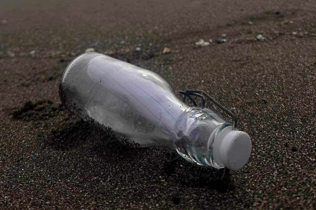 ritrovata bottiglia messaggio spiaggia pozzuoli