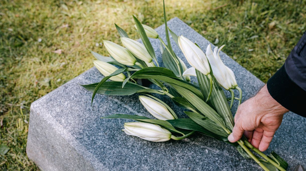 rubati fiori tomba neonata cimitero pozzuoli